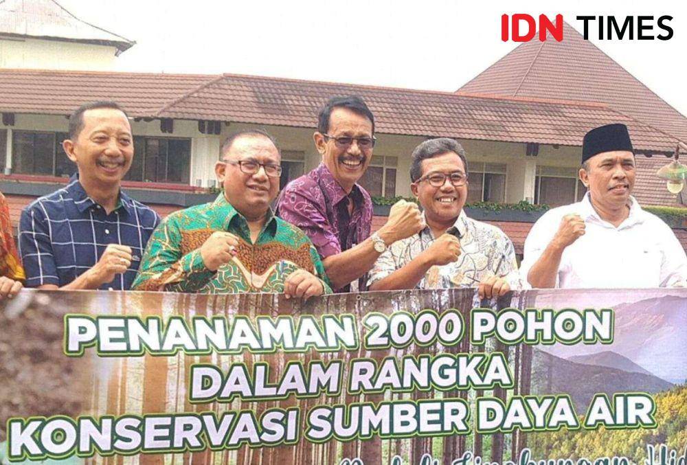 Forkopimda bersama tokoh lingkungan eddy Wahono, sekda banyumas agus nur hadi, dan dr. tangguh dari rumah sakit dkt purwokerto usai tanam pohon konservasi di baturaden, Sabtu (21/9/2024).(IDN Times/Foto : Supriyanto)