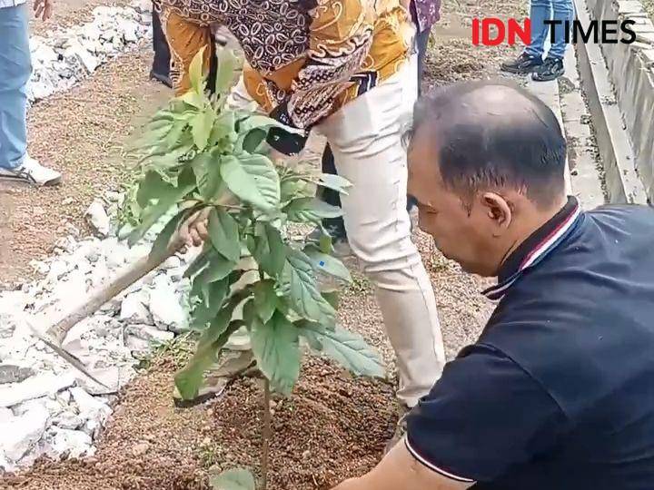 Salah satu upaya membantu masyarakat terdampak kegiatan lingkungqn adalah melakukan konservasi alam penanaman pohon kembali. (IDN Times/Cokie Sutrisno)