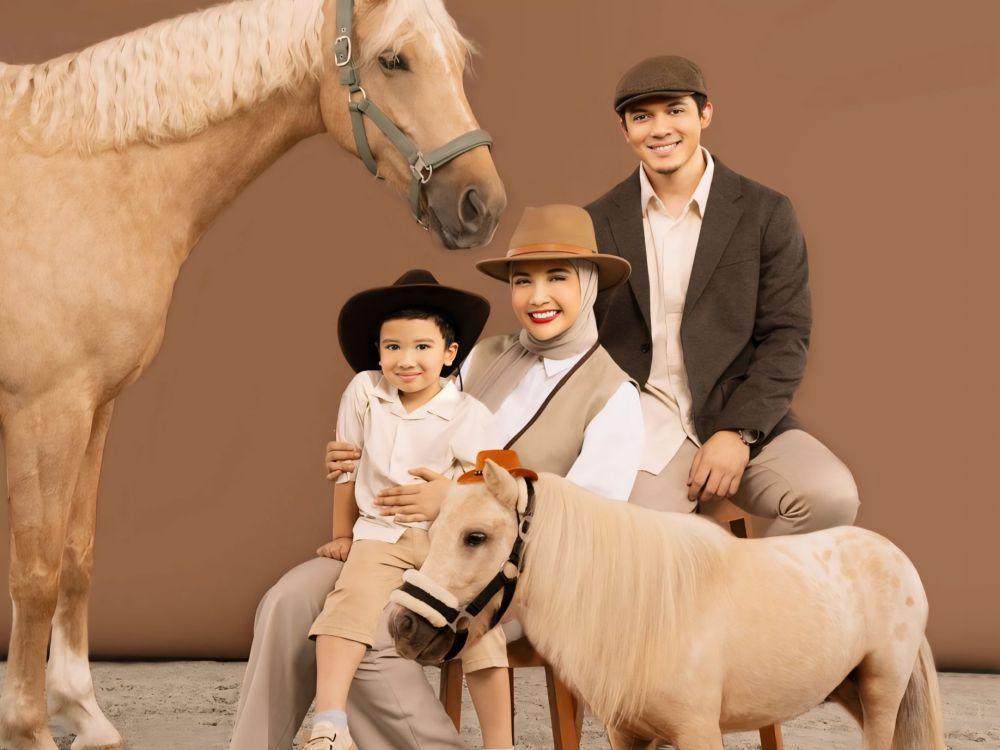 9 Family Photoshoot Zaskia Sungkar dan Irwansyah bareng Kuda, Unik!