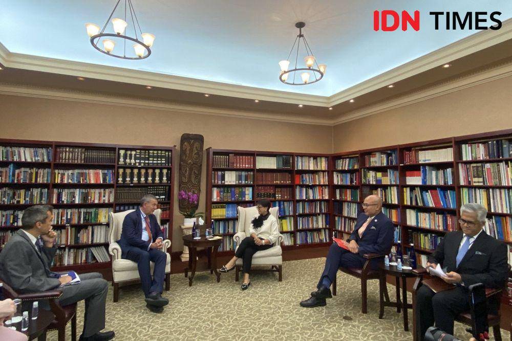 Menteri Luar Negeri RI Retno Marsudi dan Komisioner Jenderal the United Nations Relief and Works Agency for Palestine Refugee in the Near East (UNRWA), Philippe Lazzarini. (IDN Times/Sonya Michaella)