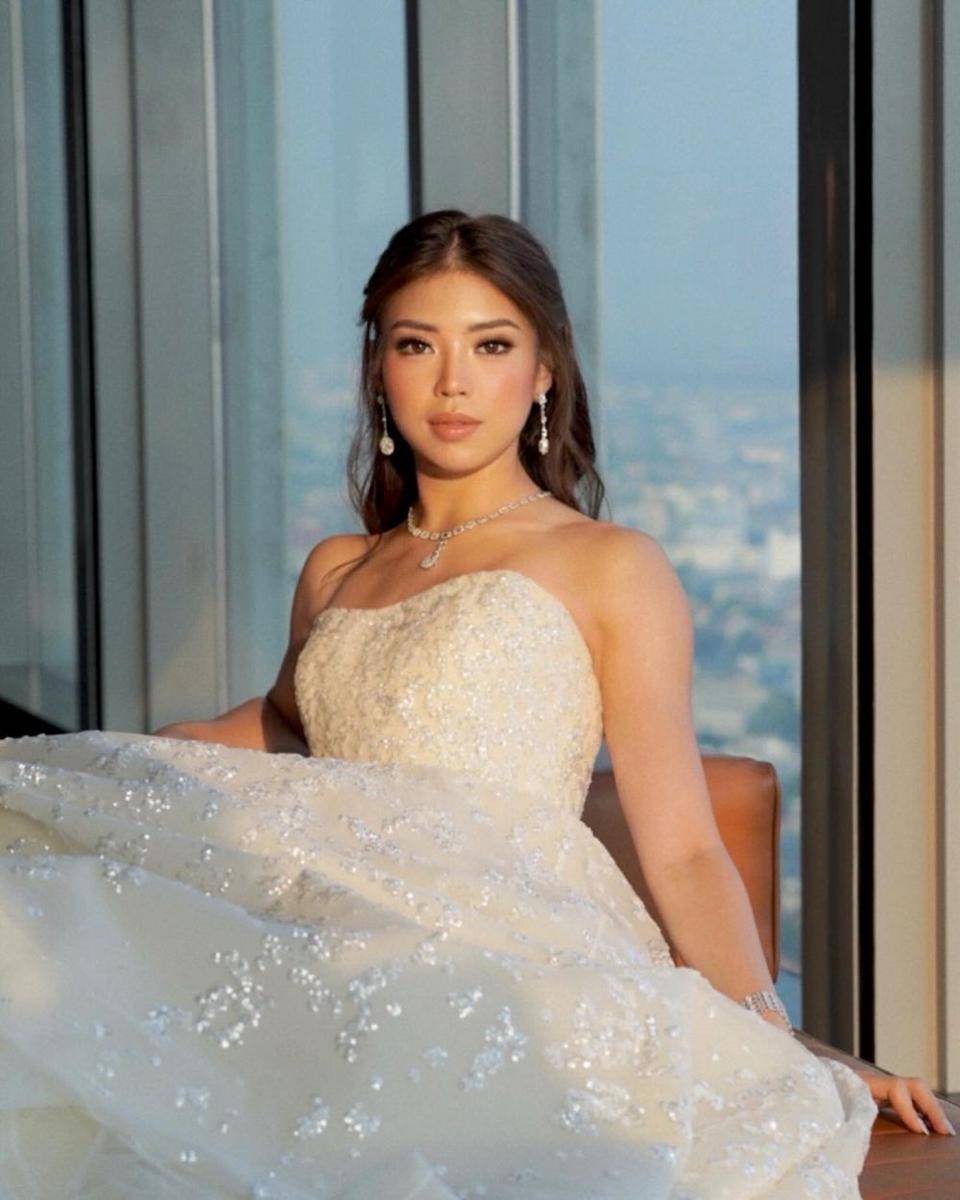 gaya Clarissa Tanoe saat resepsi nikah di Jakarta (instagram.com/archangelachelsea)