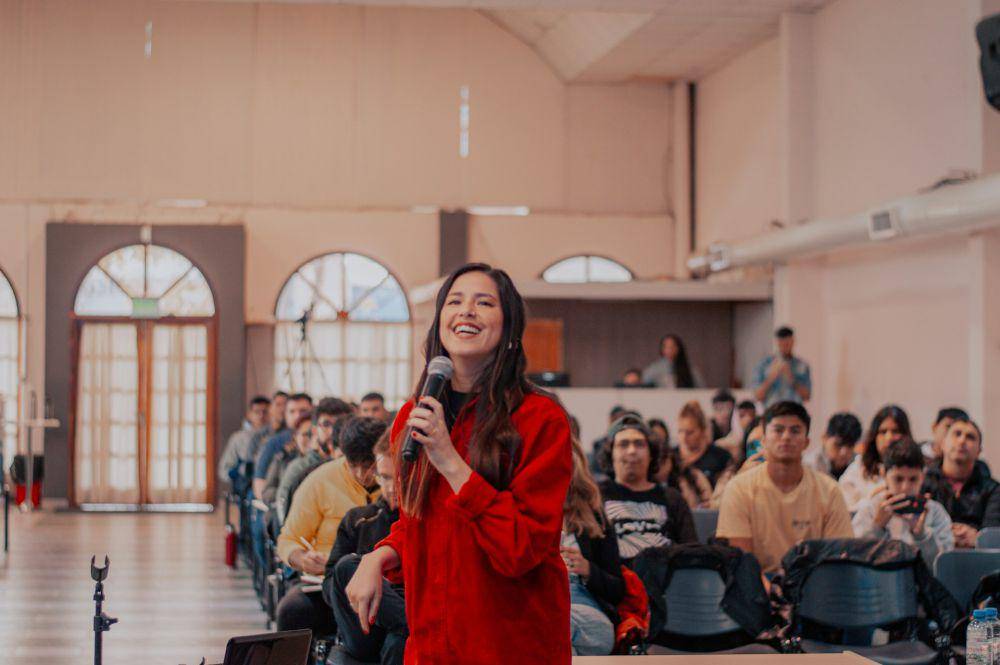 ilustrasi perkenalan diri saat PKKMB (unsplash.com/Dámaris Azócar)