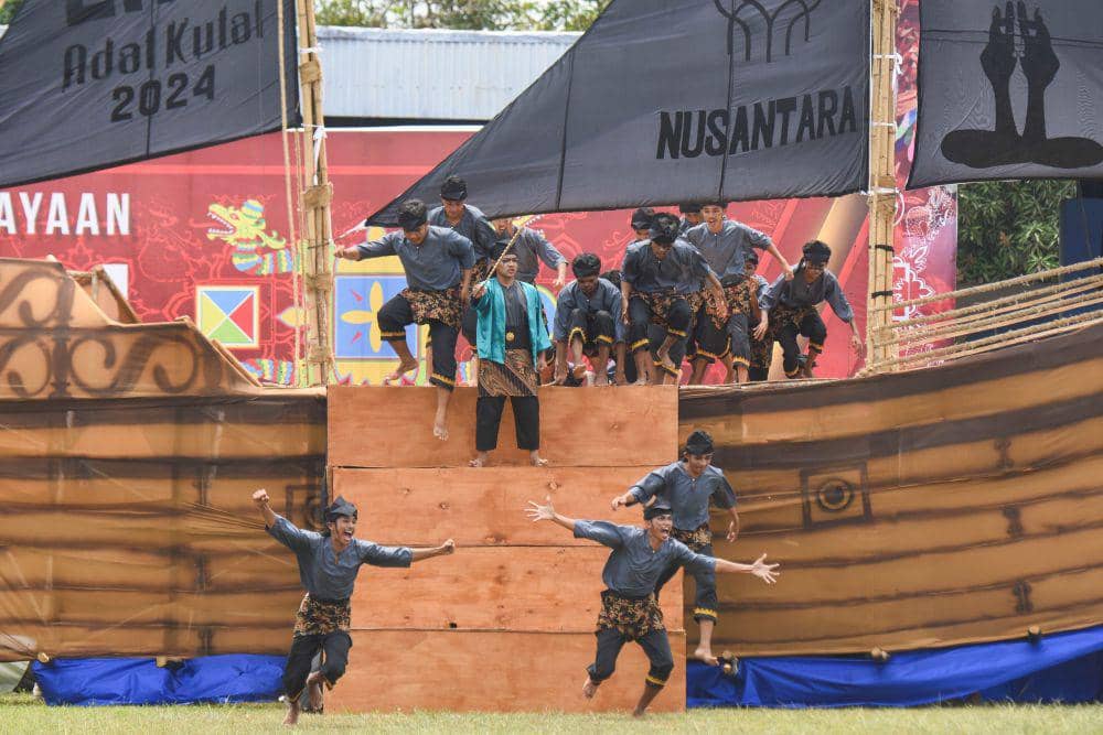 Penari menampilkan tarian kolosal Bhinneka Tunggal Suaka saat pembukaan Festival Erau Adat Kutai 2024 di Stadion Rondong Demang, Tenggarong, Kutai Kartanegara, Kalimantan Timur, Sabtu (21/9/2024). ANTARA FOTO/M Risyal Hidayat/nym