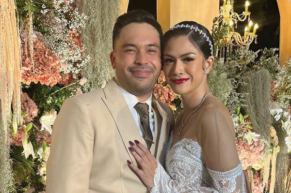 7 Potret Resepsi Pernikahan Hana Saraswati dan Justin Harijawan