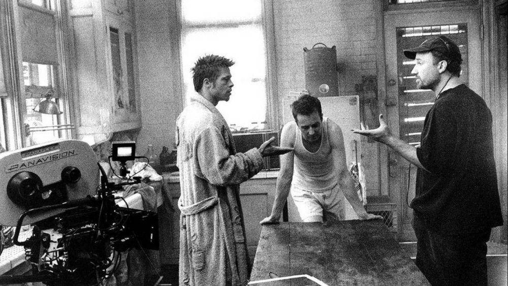 Momen ketika Fincher sedang menyutradarai film Fight Club. (x.com/metrograph)