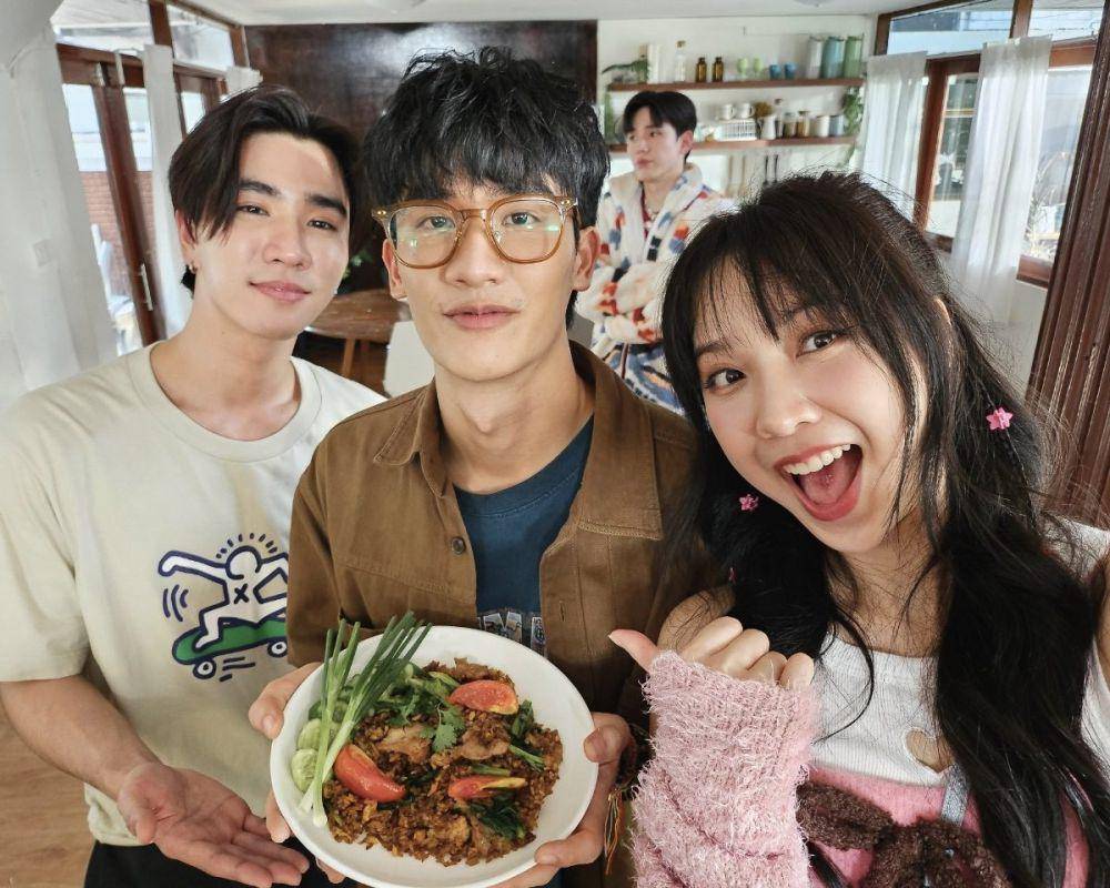 Potret cast Peaceful Property di balik layar. (x.com/domedingdong)
