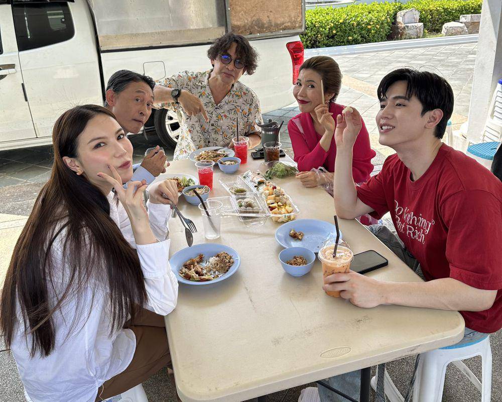 Potret cast Peaceful Property di balik layar. (x.com/domedingdong)
