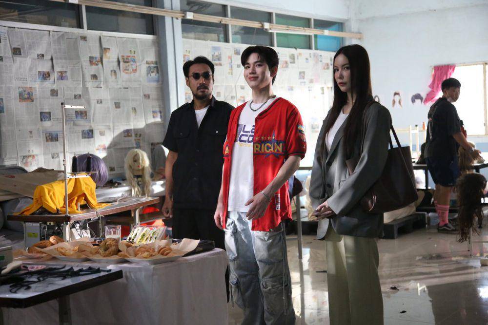 Potret cast Peaceful Property di balik layar. (x.com/PeacefulPropTH)