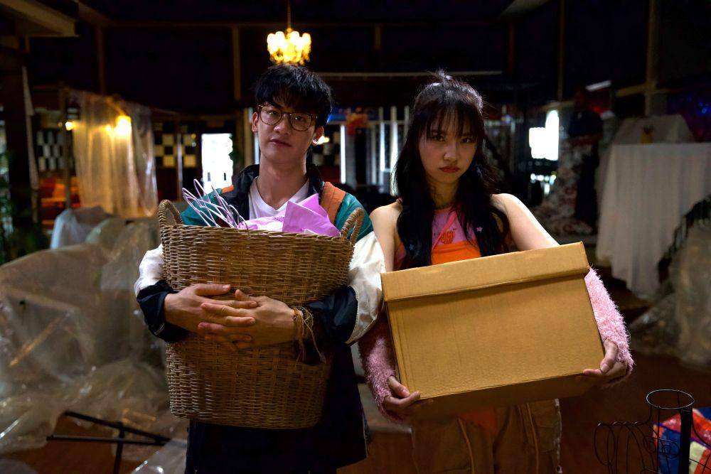 Potret cast Peaceful Property di balik layar. (x.com/PeacefulPropTH)
