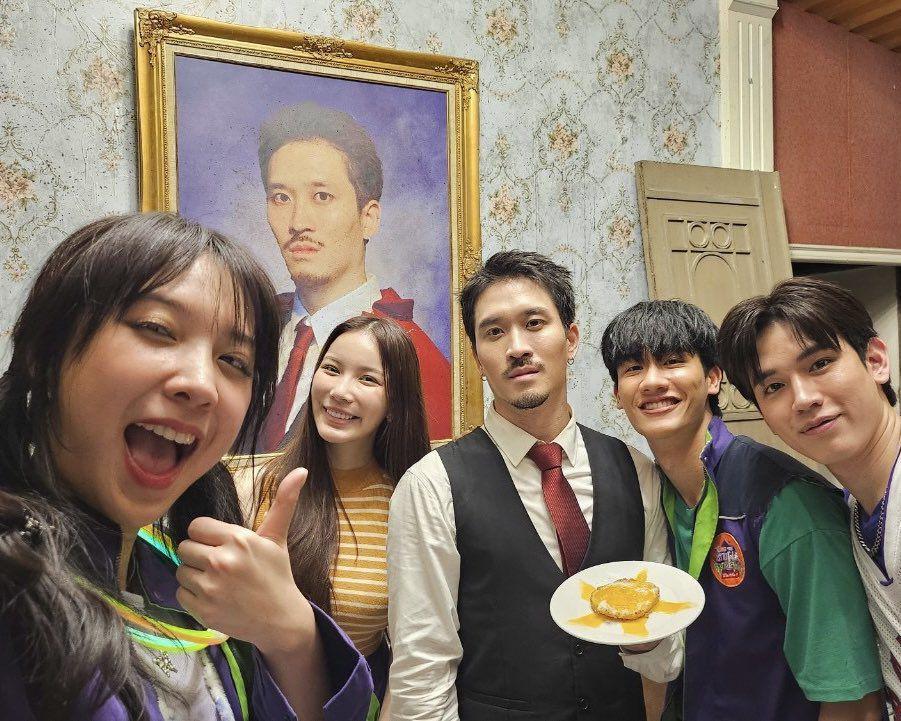 9 Potret Cast Peaceful Property di Balik Layar, Tay Tawan Mode Kalem