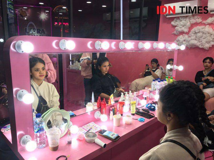 Hair dan makeup booth Scarlett di Pestapora. 21 September 2024. (IDN Times/Hani Safanja)