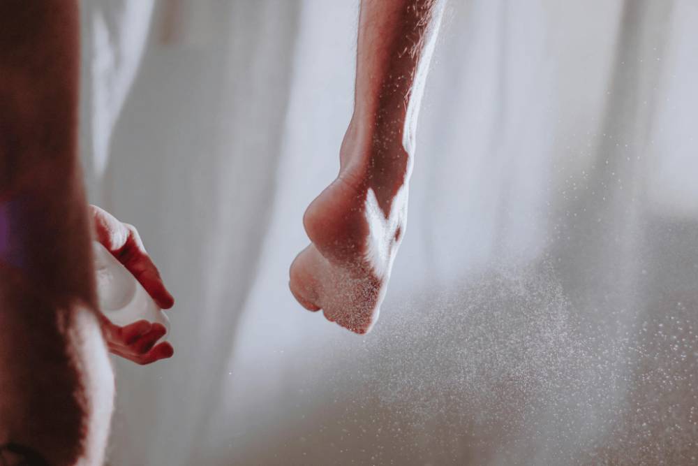 Potret lelaki menyemprotkan spray kaki (pexels.com/@jonathan-nenemann)