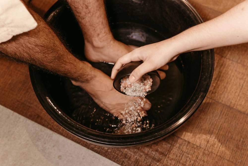 Potret pria sedang merendam kaki (pexels.com/@jonathanborba)
