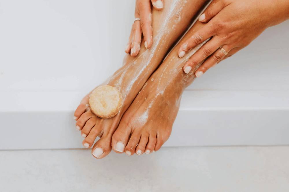 Potret wanita sedang mencuci kaki (pexels.com/@karolina-grabowska)