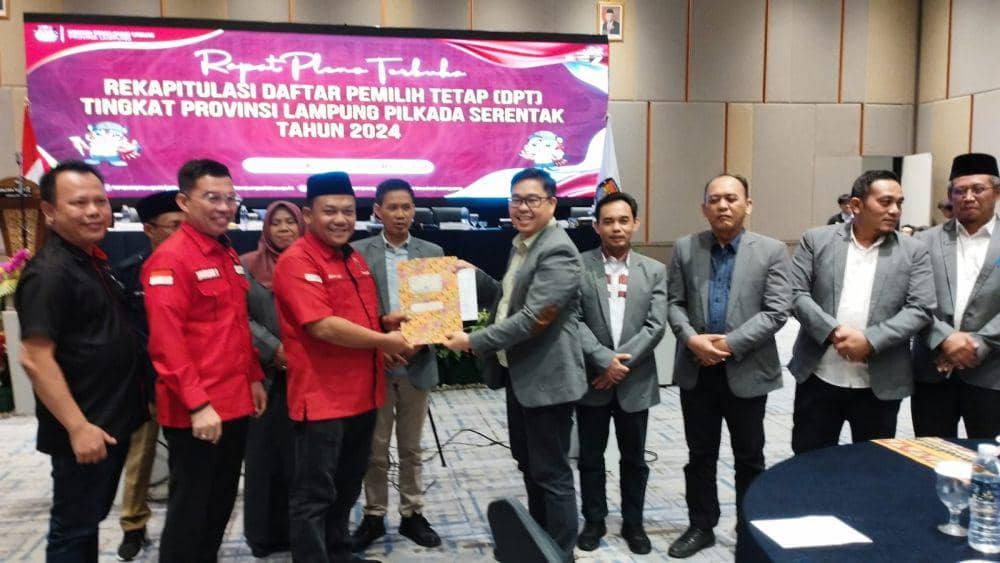 Ketua KPU Lampung Erwan Bustami (kanan) dan LO Arinal-Sutono (kiri). (IDN Times/Muhaimin)