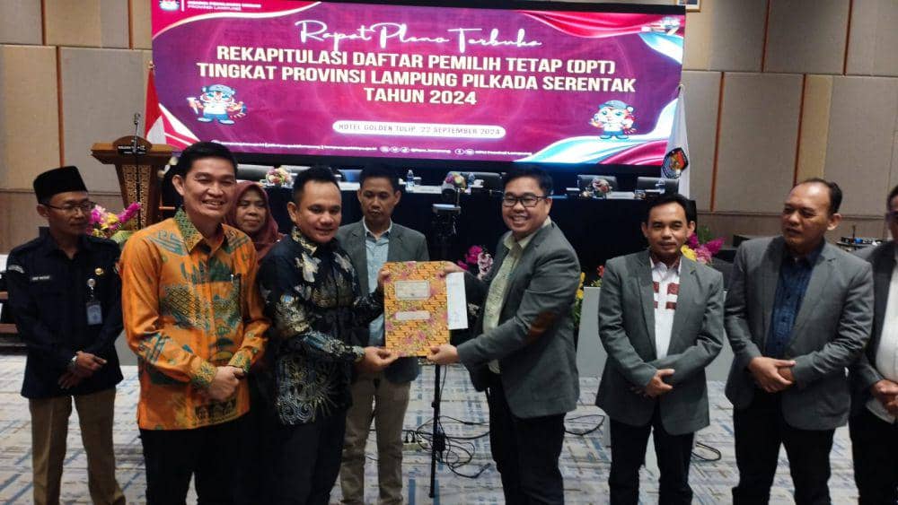 Ketua KPU Lampung Erwan Bustami (kanan) dan Ketua Bawaslu Lampung, Iskardo P Panggar (kiri). (IDN Times/Muhaimin).