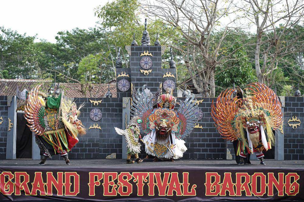 Ragam barong yang ada di Banyuwangi ditampilkan dalam Festival Barong Kumbo, di Lapangan Desa Watukebo, Kecamatan Blimbingsari, Minggu (22/9/2024). (Dok. Pemkab Banyuwangi)