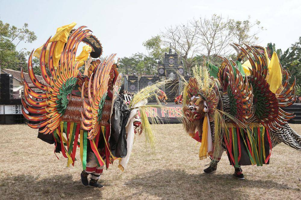 Ragam barong yang ada di Banyuwangi ditampilkan dalam Festival Barong Kumbo, di Lapangan Desa Watukebo, Kecamatan Blimbingsari, Minggu (22/9/2024). (Dok. Pemkab Banyuwangi)