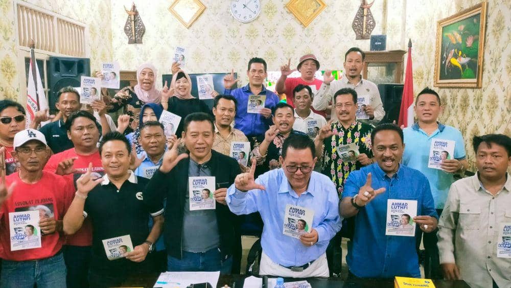 Pengacara kondang asal Semarang Herry Dharman dan Barisan advokat pendukung Luthfi-Yasin mengacungkan salam khas paslon Luthfi-Yasin. (IDN Times/bt)