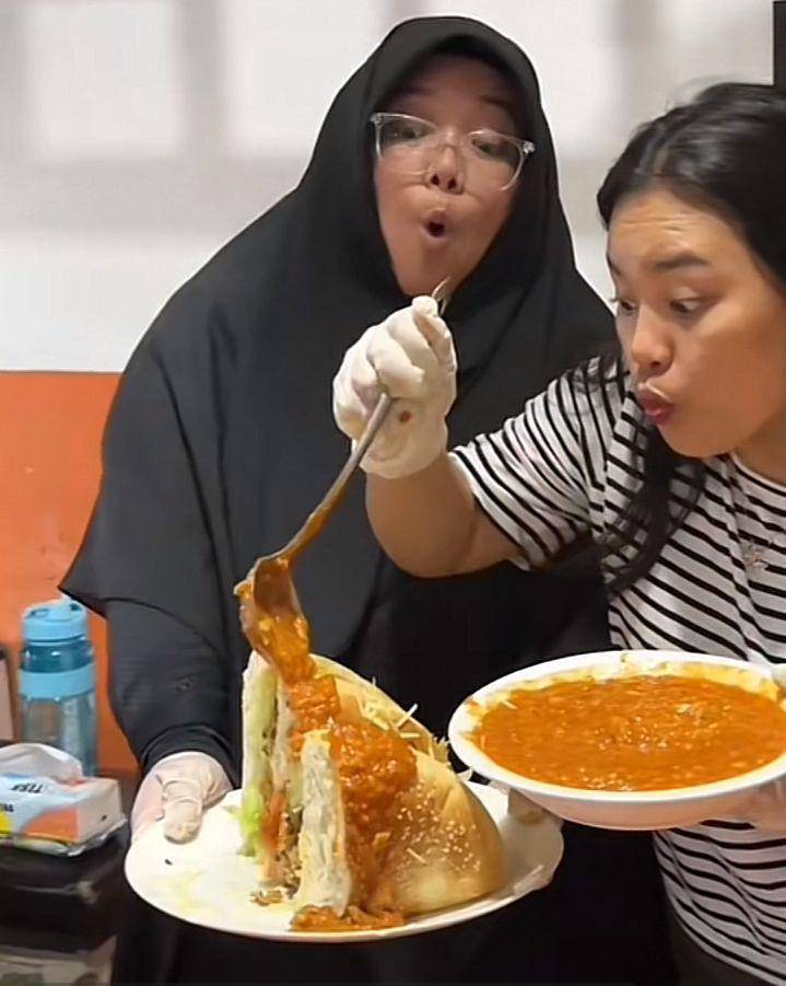 Tampilan burger blepots (TikTok Desy_purba_anakmedan)