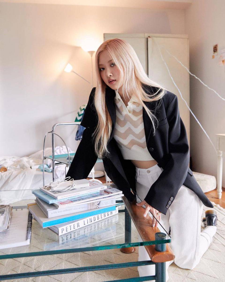 ide padu padan blazer ala Rose BLACKPINK (instagram.com/roses_are_rosie)