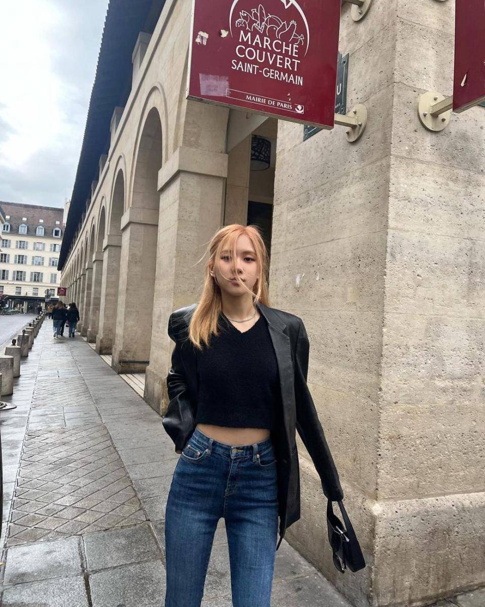 ide padu padan blazer ala Rose BLACKPINK (instagram.com/roses_are_rosie)