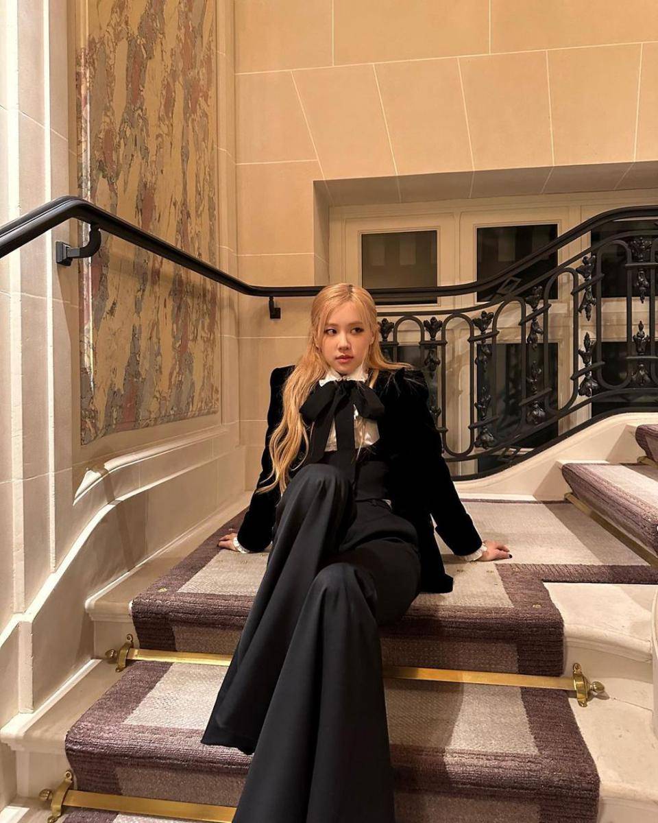 ide padu padan blazer ala Rose BLACKPINK (instagram.com/roses_are_rosie)