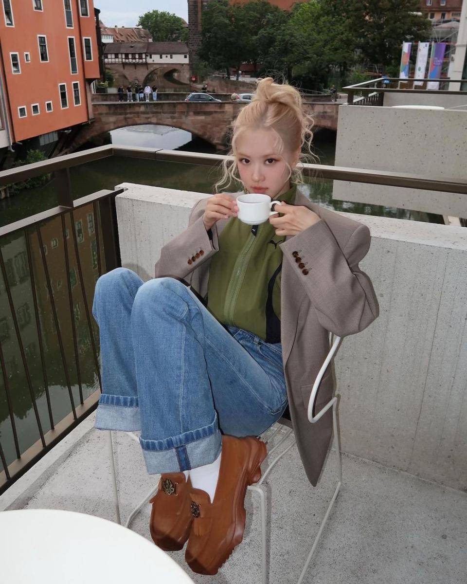 ide padu padan blazer ala Rose BLACKPINK (instagram.com/roses_are_rosie)