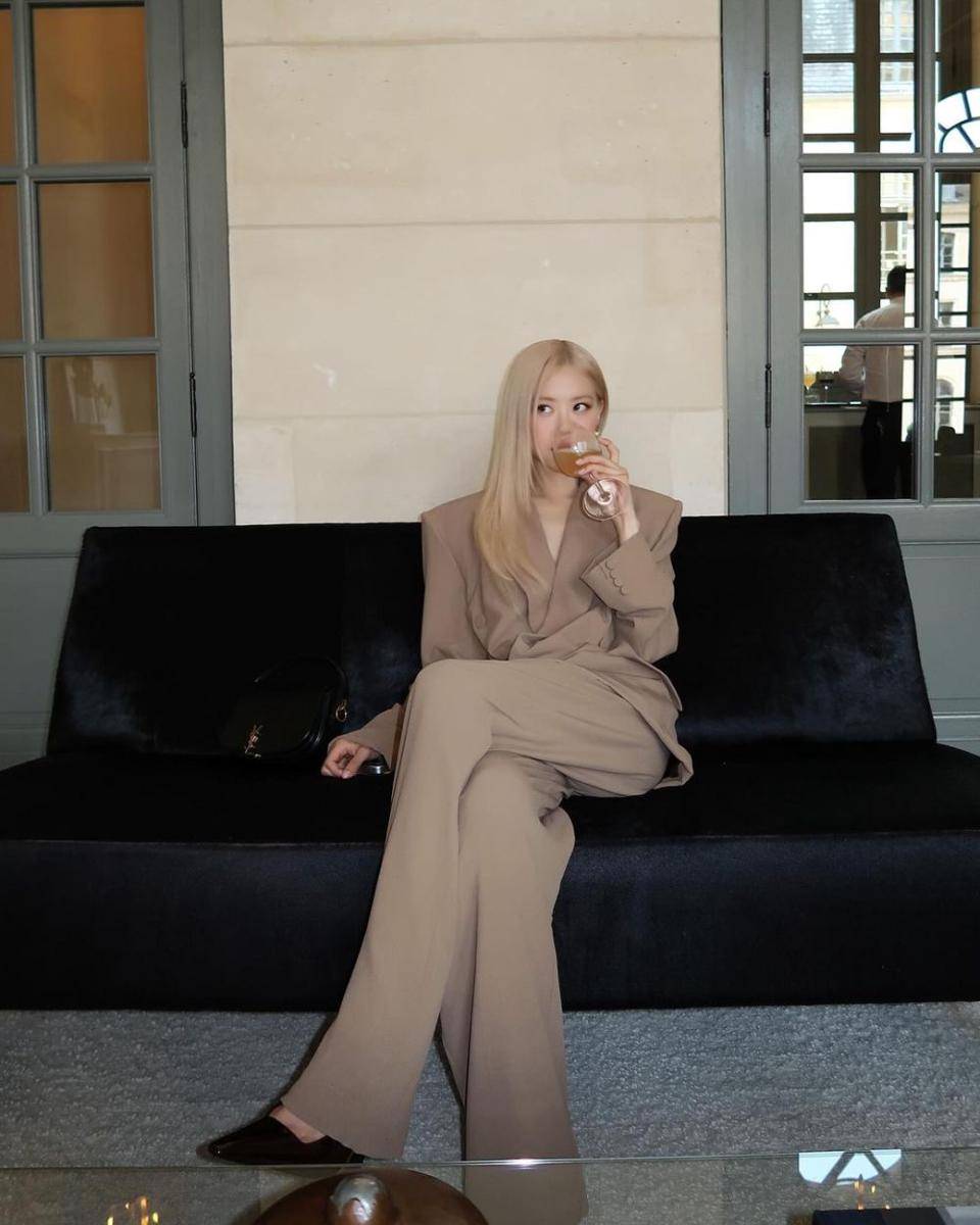 ide padu padan blazer ala Rose BLACKPINK (instagram.com/roses_are_rosie)
