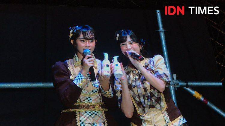 JKT48 saat manggung bawakan produk  Scarlett di Pestapora. 21 September 2024. (IDN Times/Hani Safanja)