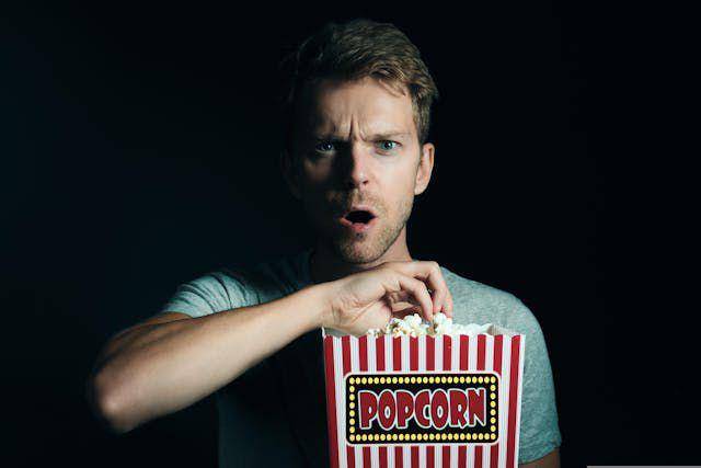 ilustrasi gen dan popcorn(pexels.com/id-id/sammie-sander)