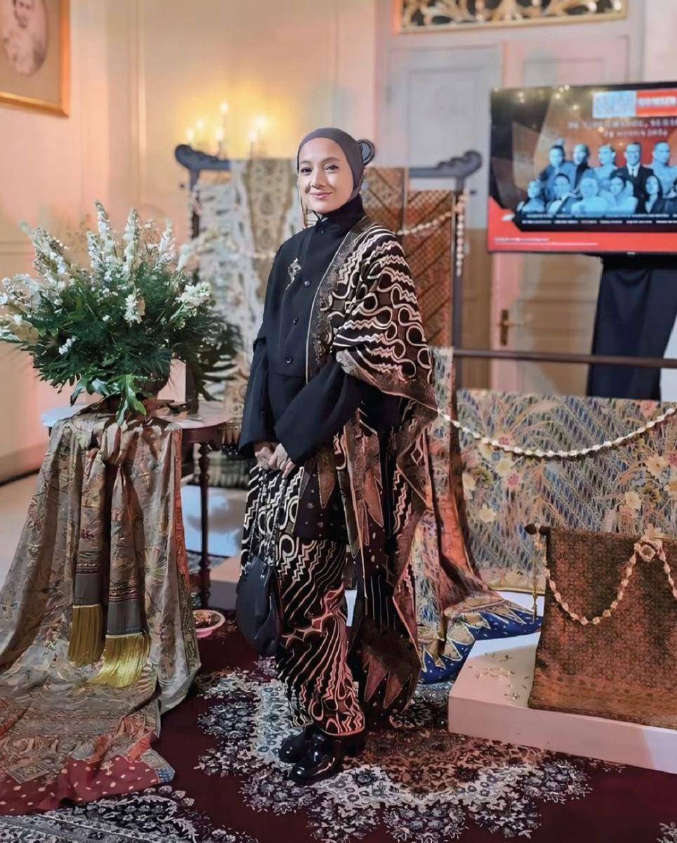 Cut Mini dalam balutan batik Danar Hadi. (instagram.com/danarhadi_id)