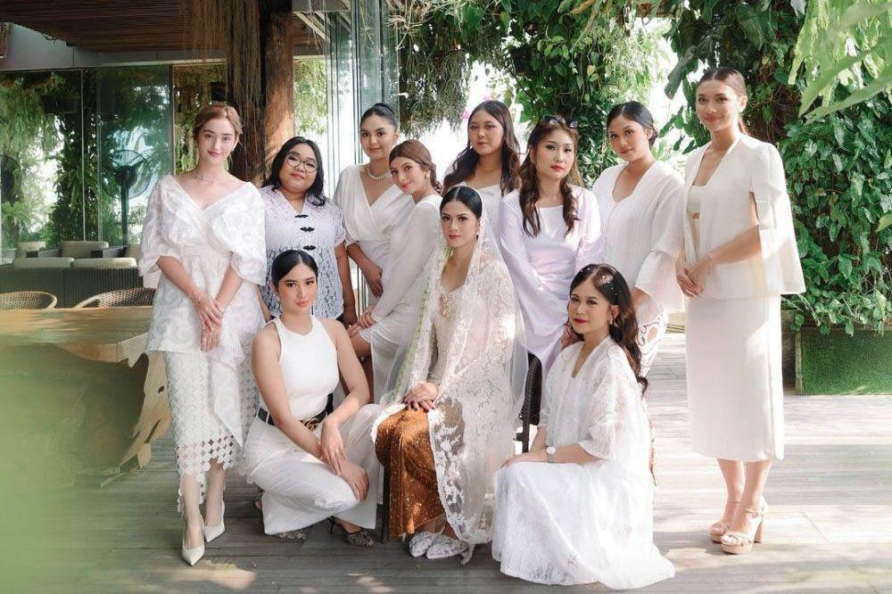 8 Potret Para Bridesmaids di Pernikahan Hana Saraswati, Ramai Artis