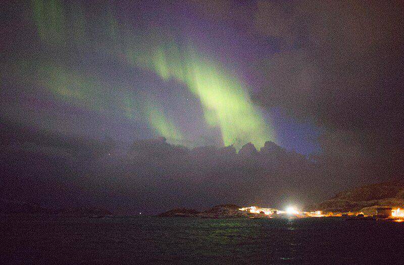 Ilustrasi fenomena Aurora di pulau Sommaroy (commons.m.wikimedia.org/Alexandre Hertzog)