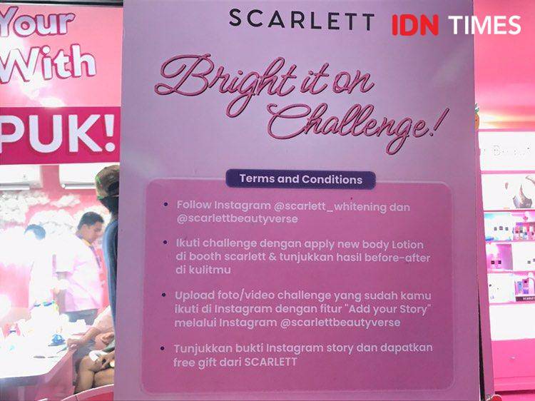 Cara dapatkan produk gratis dari Scarlett di Pestapora. 21 September 2024. (IDN Times/Hani Safanja)