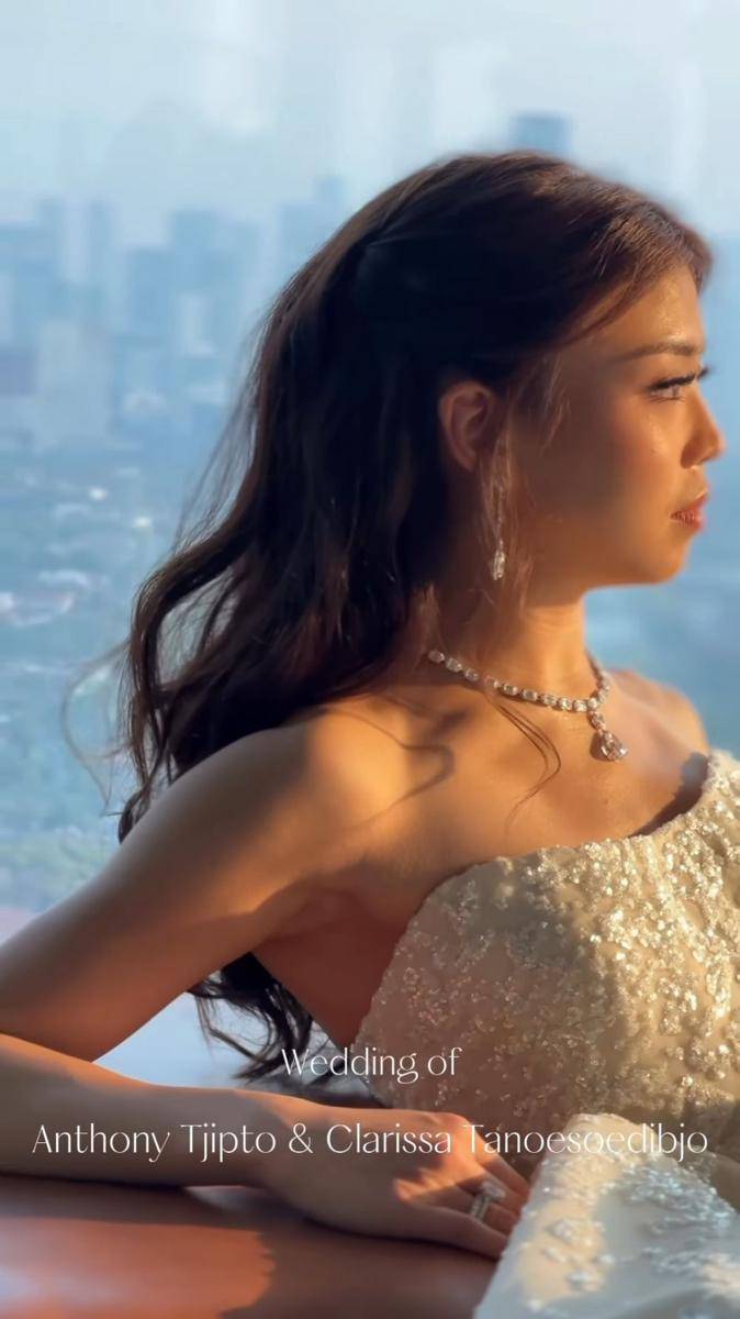 gaya Clarissa Tanoe saat resepsi nikah di Jakarta (instagram.com/jeffrywellyhair)