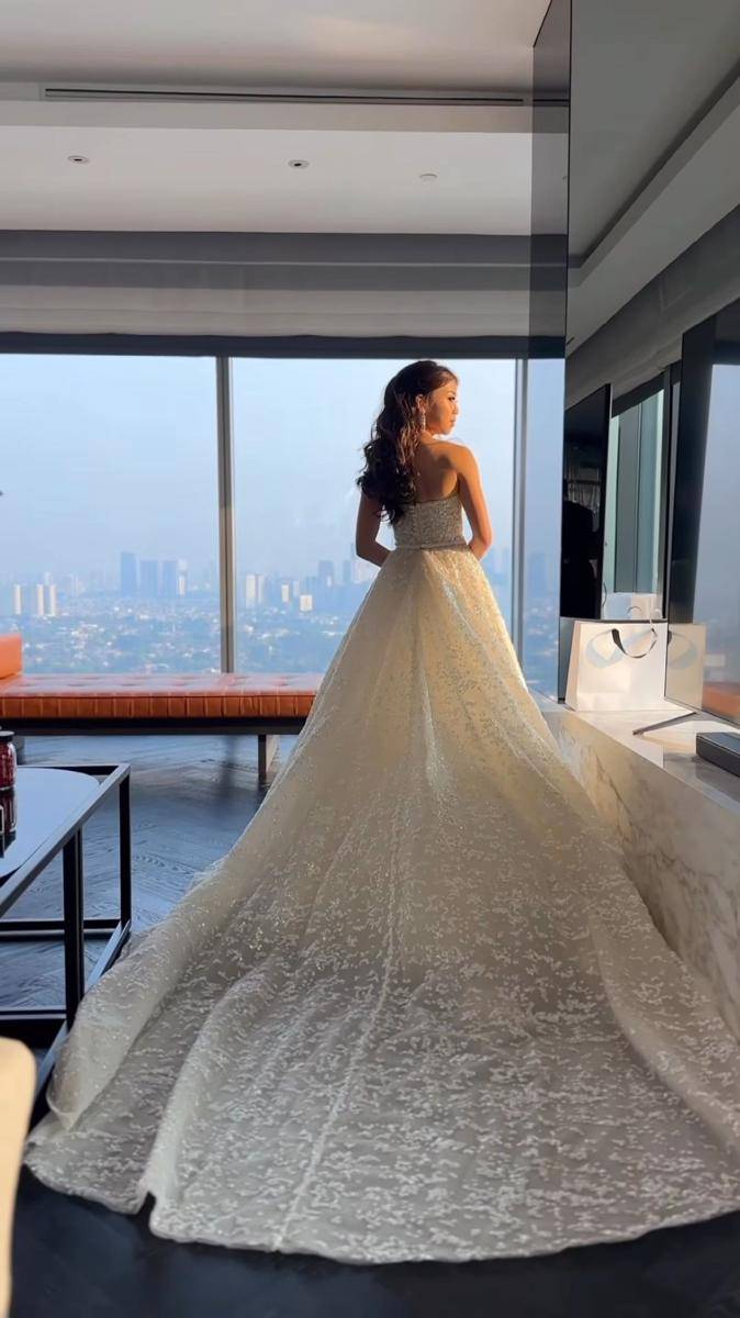 gaya Clarissa Tanoe saat resepsi nikah di Jakarta (instagram.com/jeffrywellyhair)