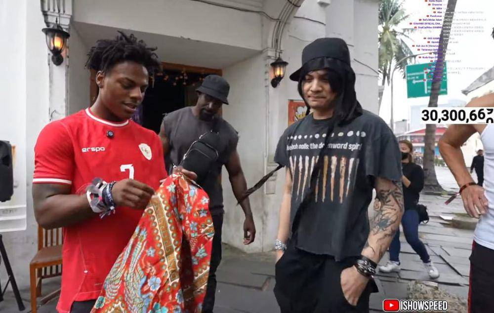 potret batik yang Speed dapat di Indonesia (youtube.com/@IShowSpeed)