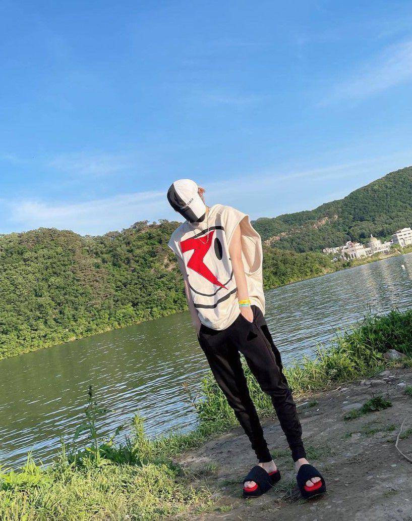 padu padan sleeveless outfit ala Yangyang WayV (instagram.com/yangyang_x2)
