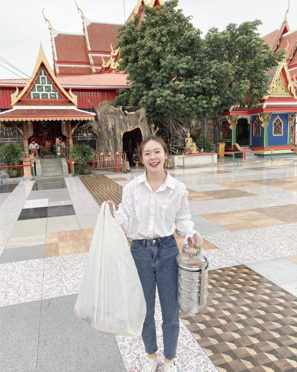 style casual dengan kemeja ala June Wanwimol (instagram.com/junewanwimol19)
