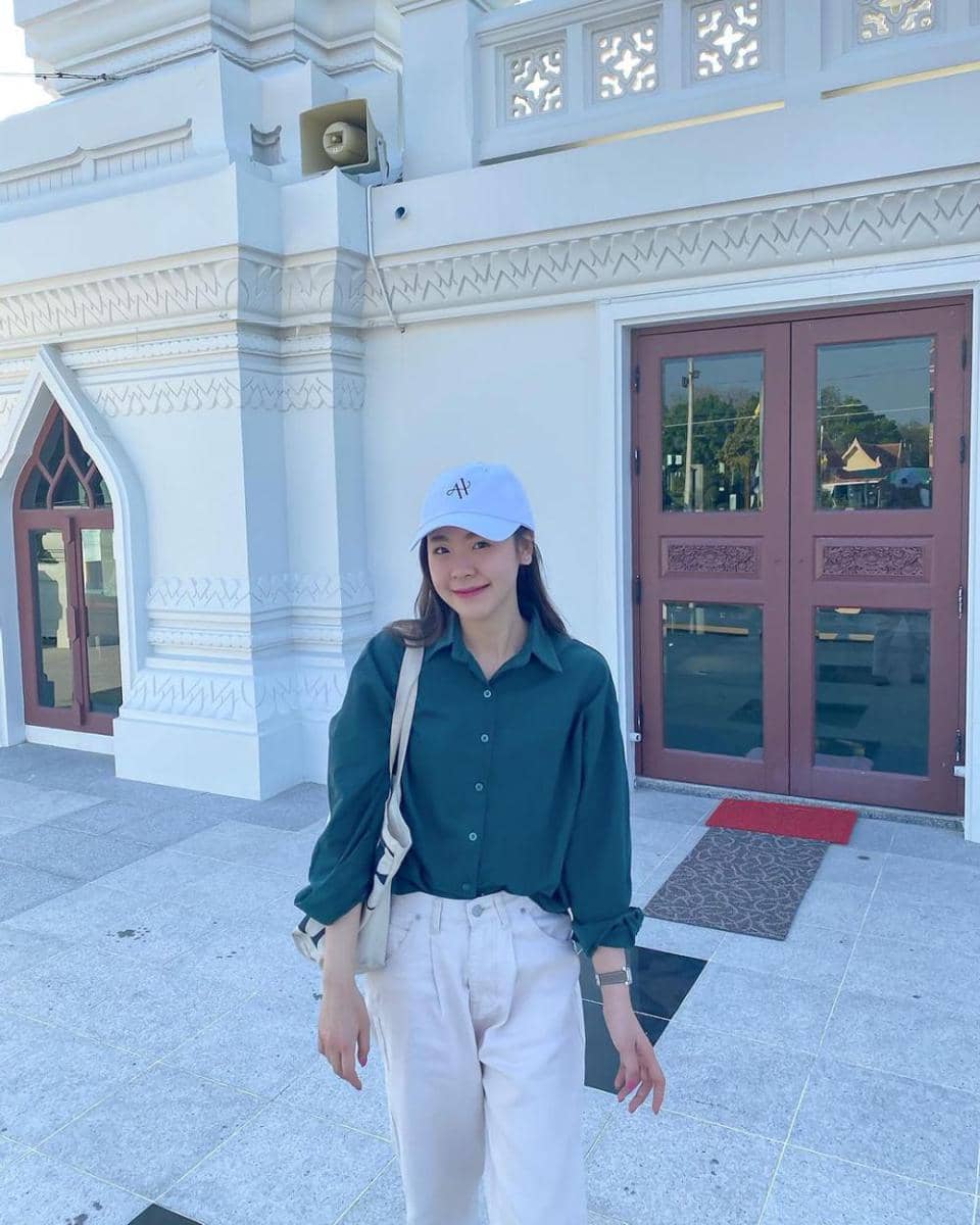 style casual dengan kemeja ala June Wanwimol (instagram.com/junewanwimol19)