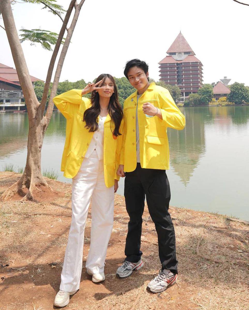 Azka pakai jaket kuning UI. (instagram.com/sabrinachairunnisa_)