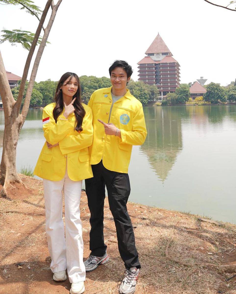 Azka pakai jaket kuning UI. (instagram.com/sabrinachairunnisa_)