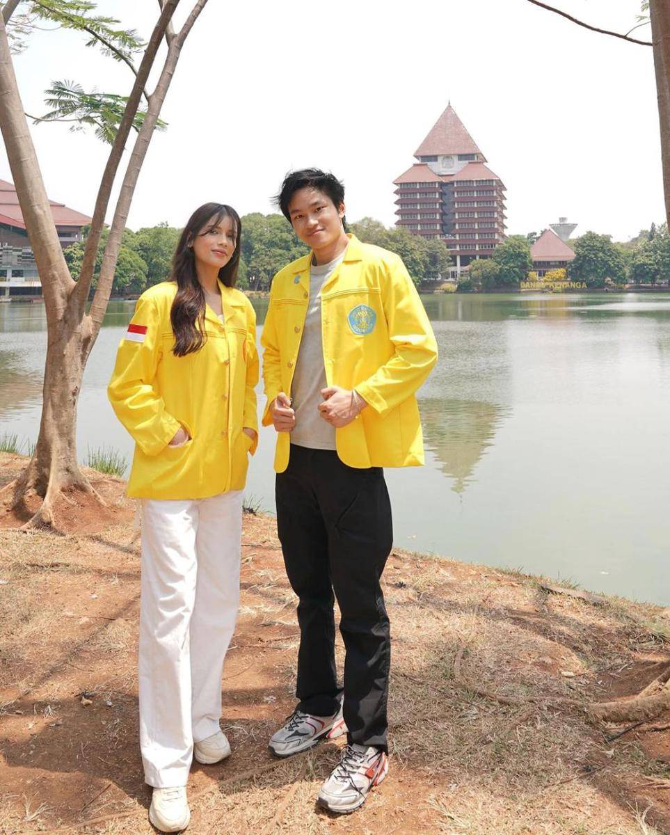 Azka pakai jaket kuning UI. (instagram.com/sabrinachairunnisa_)