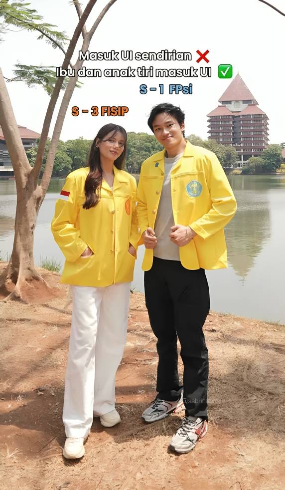 Azka pakai jaket kuning UI. (instagram.com/sabrinachairunnisa_)