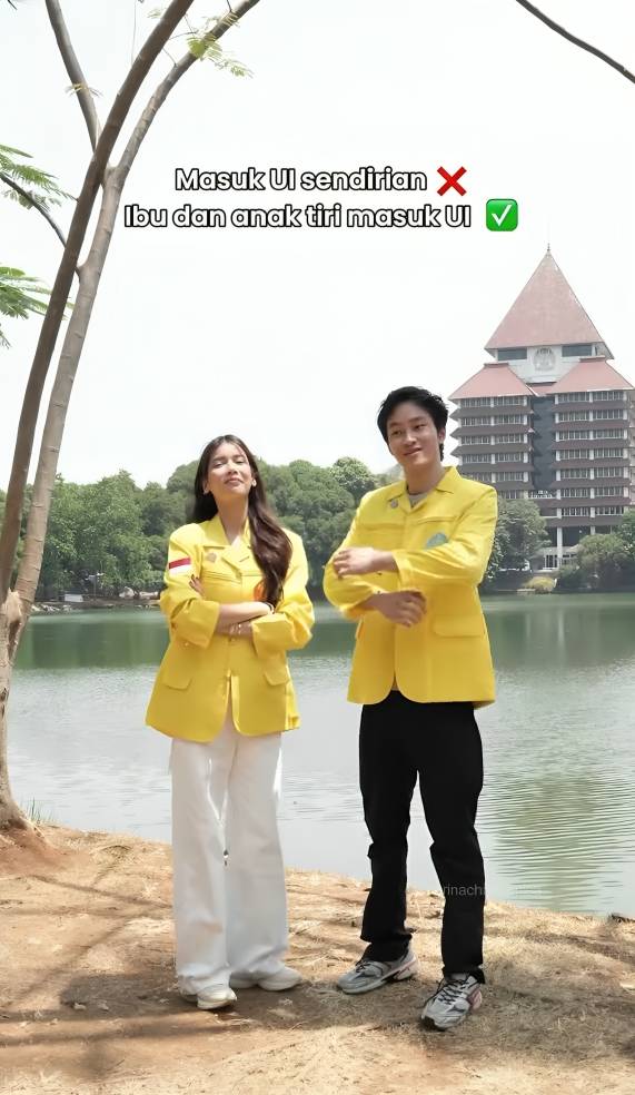 Azka pakai jaket kuning UI. (instagram.com/sabrinachairunnisa_)
