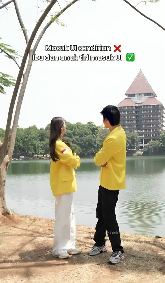 Azka pakai jaket kuning UI. (instagram.com/sabrinachairunnisa_)