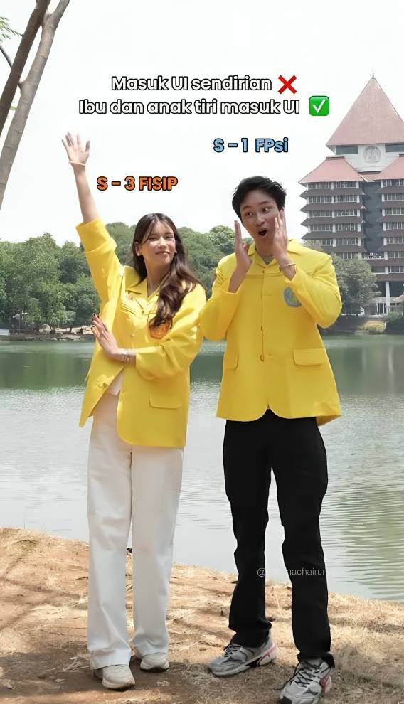 Azka pakai jaket kuning UI. (instagram.com/sabrinachairunnisa_)