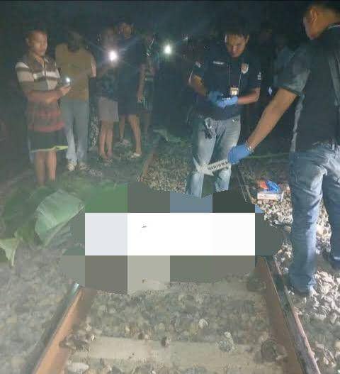 Tim INAFIS Polres Lahat saat mengevakuasi jasad pemuda yang tertabrak kereta api. (IDN Times/istimewa)