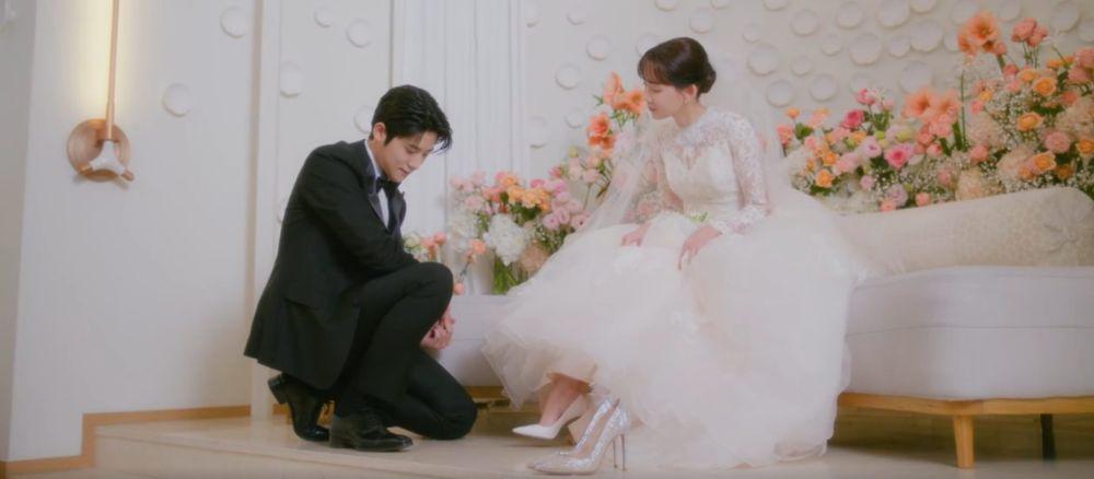 7 Badai Percintaan yang Berhasil Yoon Seo Lewati di Cinderella at 2 AM